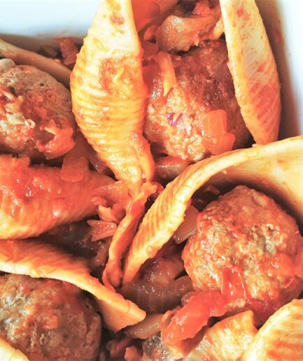 Large shell pasta with meatballs